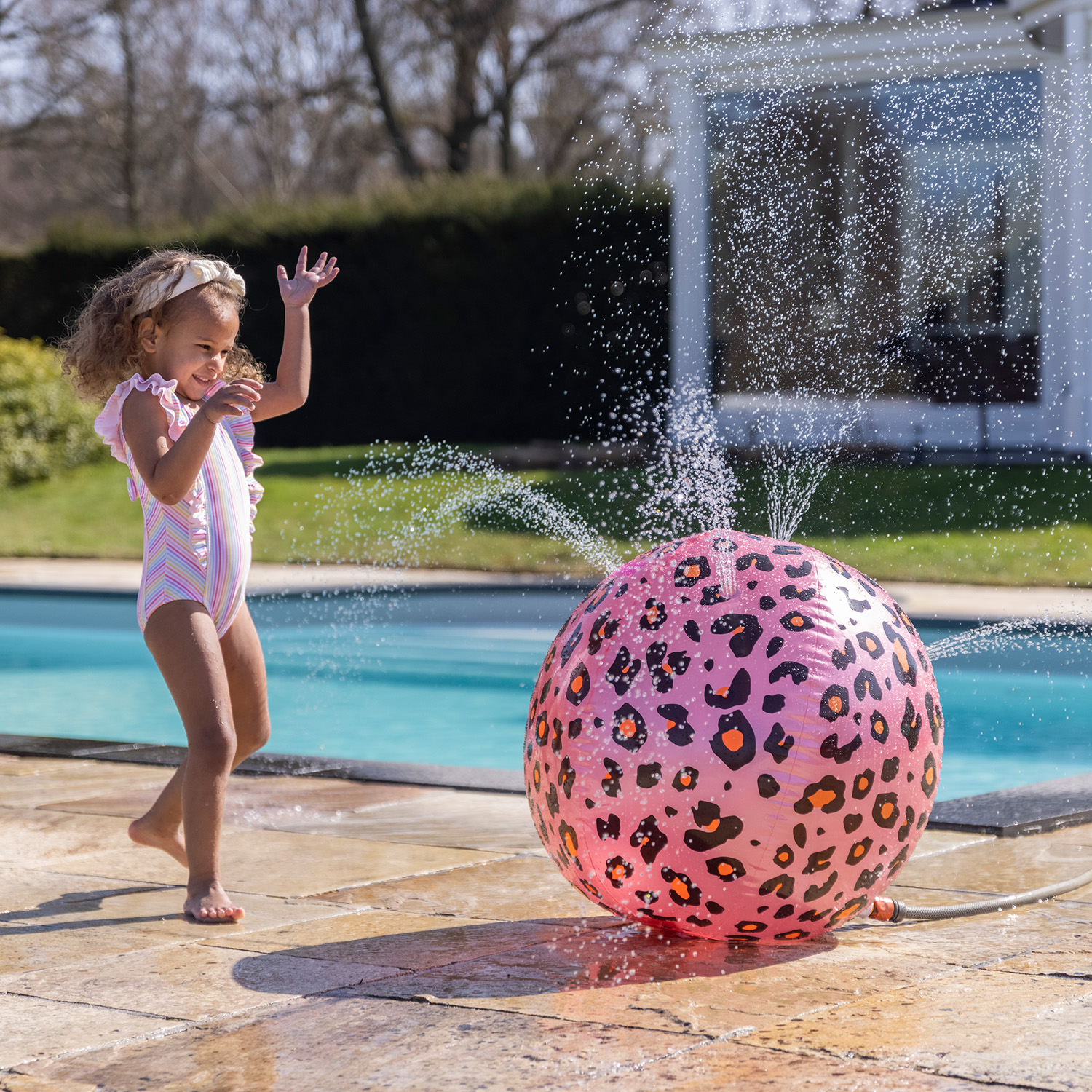 Swim Essentials | Wasserball mit Sprinkler Funktion 60cm | Rose Gold Leopard